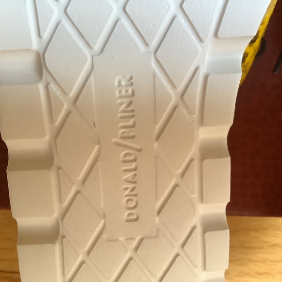 Donald Pliner Leaane Leather Patent Snake Embossed Thong Sandal Yellow SZ 9.5 - Picture 13 of 15